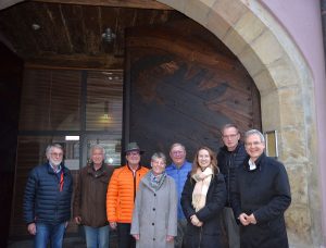Freuen sich über die gelungene Restaurierung des kaiserlichen Wappens auf dem Tor zum Spital: die Altstadtfreunde Walter Lange, Helmut Süß, Jochem Eylardi, Gerdi Richter, Charly Hartmann und Madlen Gulitsch sowie Zweiter Bürgermeister Peter Uschalt und Bürgermeister Robert Ilg (v. links).